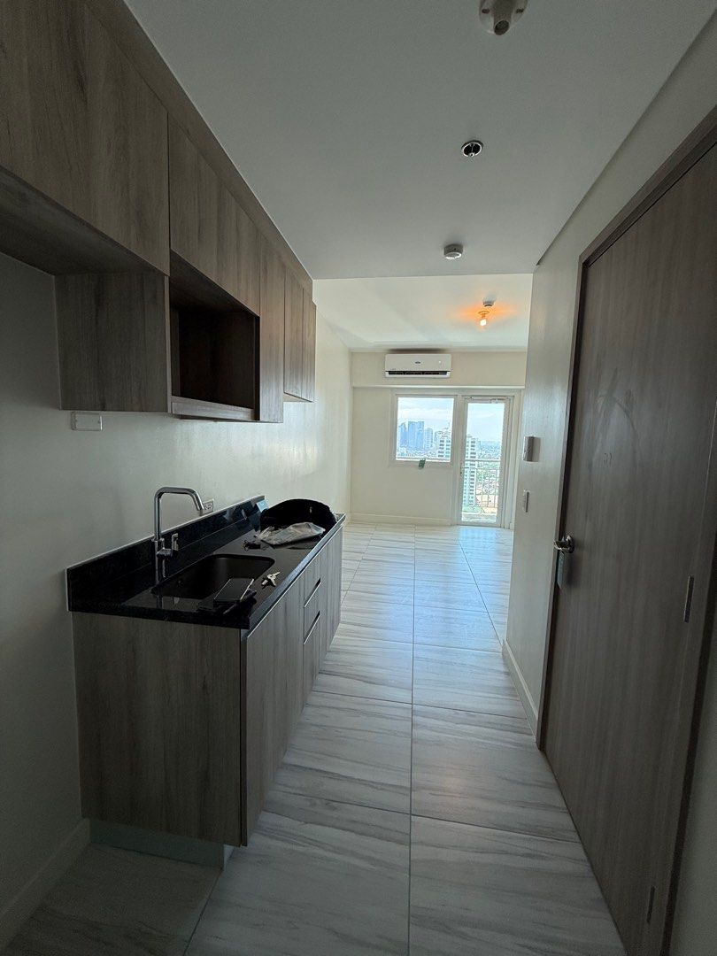 Maven at Capitol commons ortigas (Category: Apartments & Condos) located in Manila. Submitted by _tala_17 (Listing ID 1387089856, Image 2). Description: Location: Meralco Avenue corner Shaw Blvd., Capitol Commons, Pasig City Unit Details: • Floor area: 25 sqm • Unfurnished with Air Conditioner (Turnover condition) • Brand-new • Studio • With balcony (facing Capt. Javier corner Oranbo street) • Unobstructed view • 1 Bathroom • Pets allowed • No pa