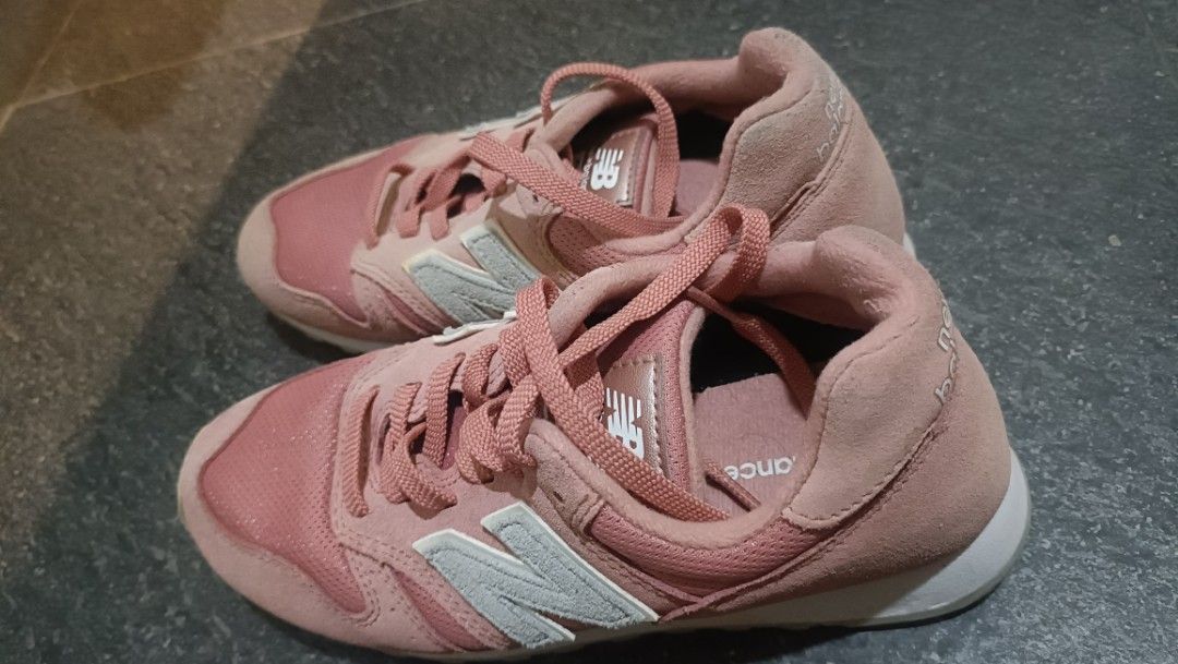 New Balance 373 (Authentic) (Category: Sneakers) located in Quezon City. Submitted by MsMars (Listing ID 1387030765, Image 2). Description: slightly used, see attached photos, preloved.