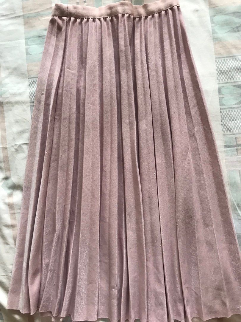 Old rose pink pleated skirt (Category: Skirts) located in San Pedro. Submitted by andr39 (Listing ID 1386994271, Image 1). Description: Old rose pink pleated skirt. Condition: 7:10 Approximate measurement when laid flat: L: 29” W: 12” (Garterized waist) Signs of defects on 2nd photo MoP: Gcash 📍San Pedro City, Laguna ❗️No photos when worn ❗️ color may vary from actual item due to phone settings or lighting .