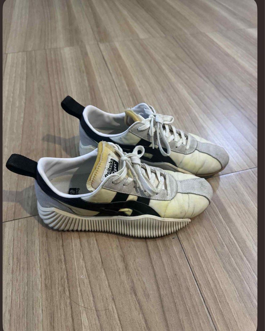 Onitsuka/veja shoes womens size 8 (Category: Sneakers) located in Cavite. Submitted by daddy_ag (Listing ID 1386992918, Image 2). Description: No more boxes All needs some cleaning but still presentable 2k Onitsuka 1k Veja Womens Sandals 1k All fits womens size 8.