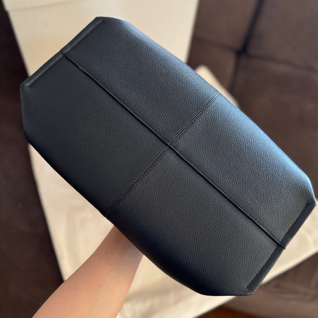 Polène Numero Neuf Regular (Noir) (Category: Luxury Bags & Wallets) located in Marikina City. Submitted by notdb (Listing ID 1386979581, Image 3). Description: Pre-loved ♡ Polène Numero Neuf - Noir Regular size (not mini) Bought from Paris Can provide proof of purchase in store With box & dust bag Used 3x-4x only Issue: Loose thread sa side but doesn’t affect the structure (See last photo) Can do meet ups. Legit check all you want 📍 Marikina Cit