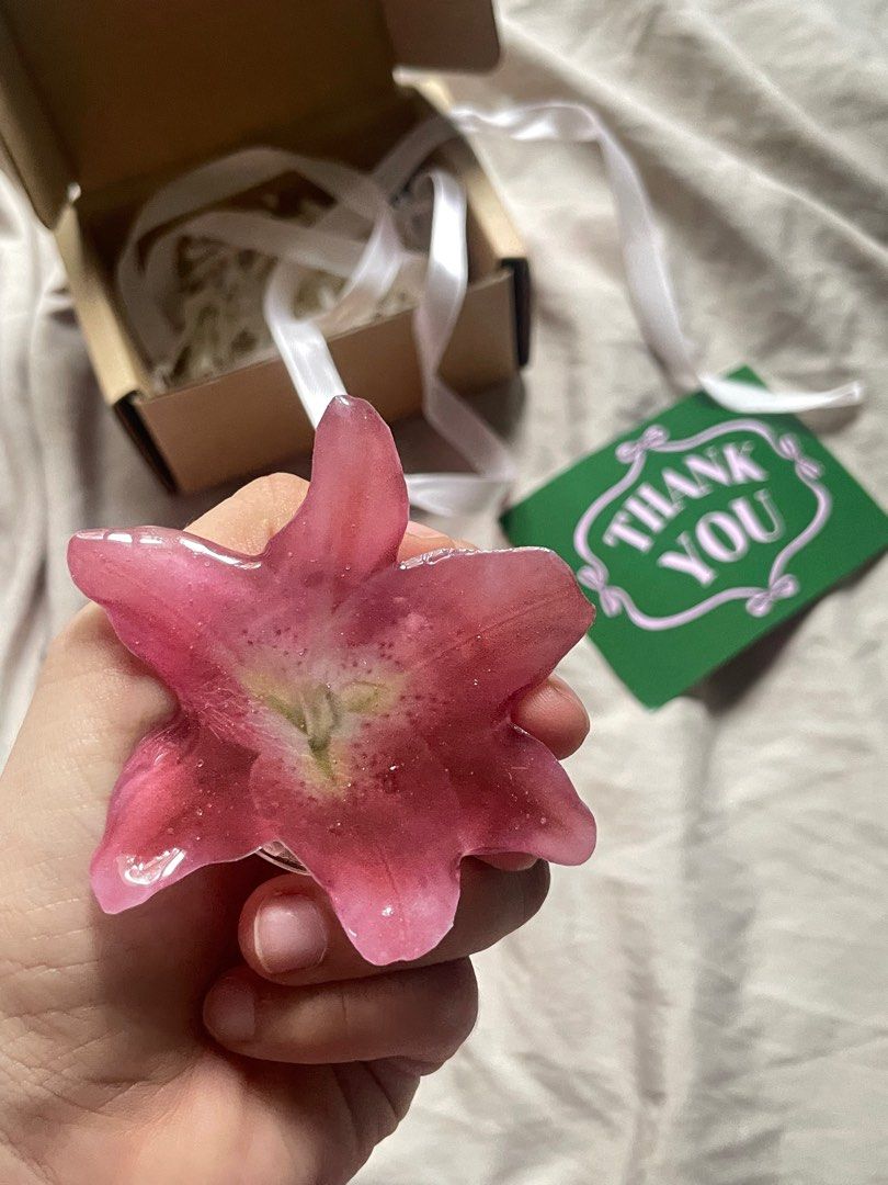 Popsocket Lily (Category: Cases & Covers) located in Tanjong Malim. Submitted by prelovedbeess (Listing ID 1387010789, Image 2). Description: Tak pernah guna. brand local, everything okay. still ada box and card. Sesuai dengan all phone . Asthetic purpose and function. Boleh nego . .