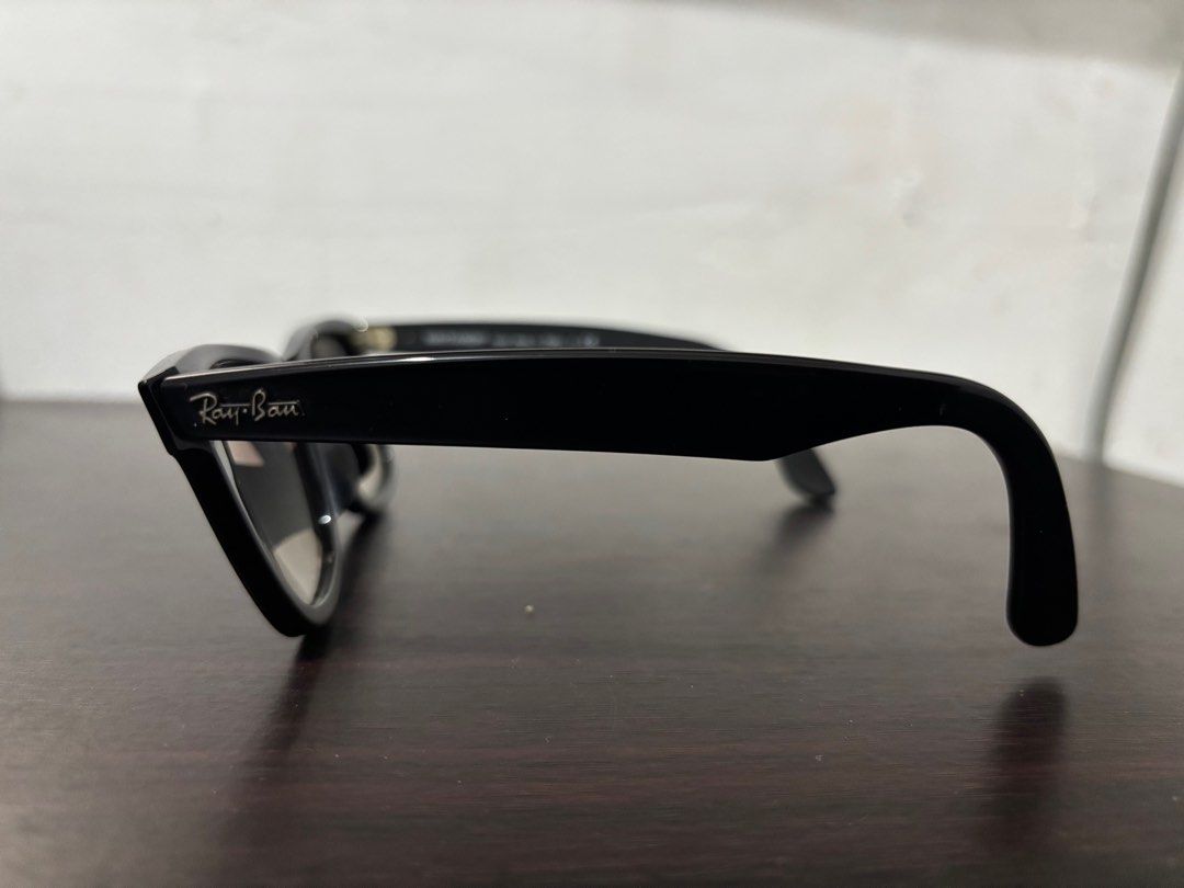 Rayban Wayferer (Category: Sunglasses & Eyewear) located in Mandaluyong City. Submitted by rmbrn (Listing ID 1386996523, Image 2). Description: Rfs - nakatambak nalang. Di nagagamit.