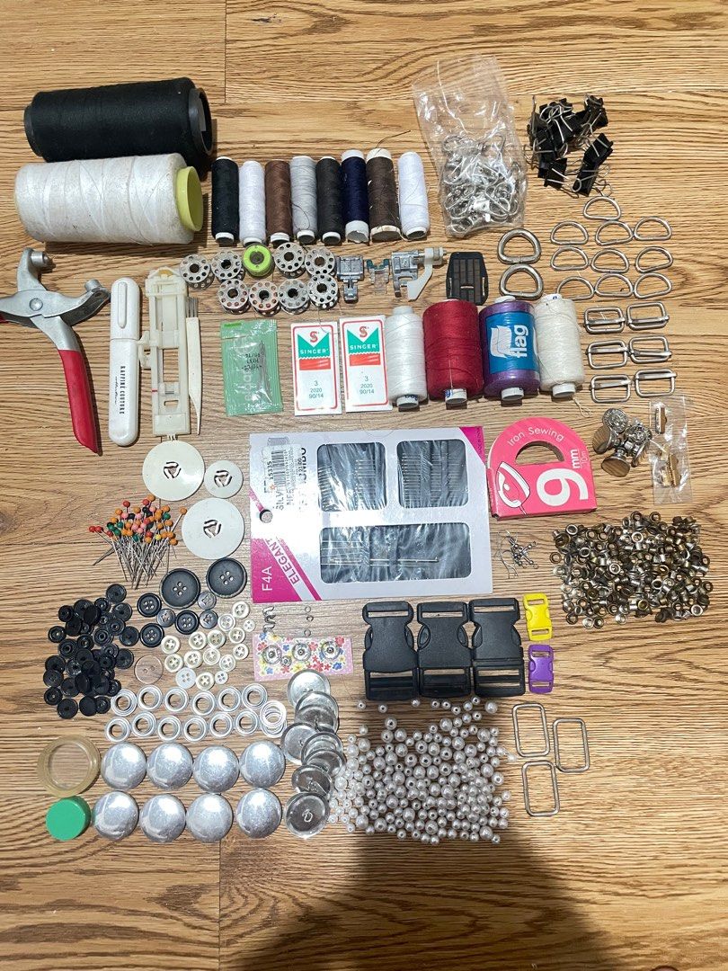 Sewing Machine Set (Category: Craft Supplies & Tools) located in Valenzuela. Submitted by katanahirami (Listing ID 1387064805, Image 2). Description: Sewing Machine All in the pics are included Rfs: Decluttering.