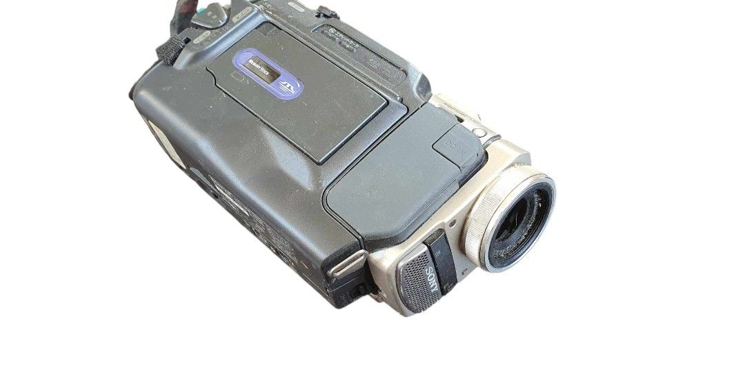 SONY Handycam (Category: Video Cameras) located in Manila. Submitted by pulangarawfinds (Listing ID 1386975785, Image 2). Description: Untested.