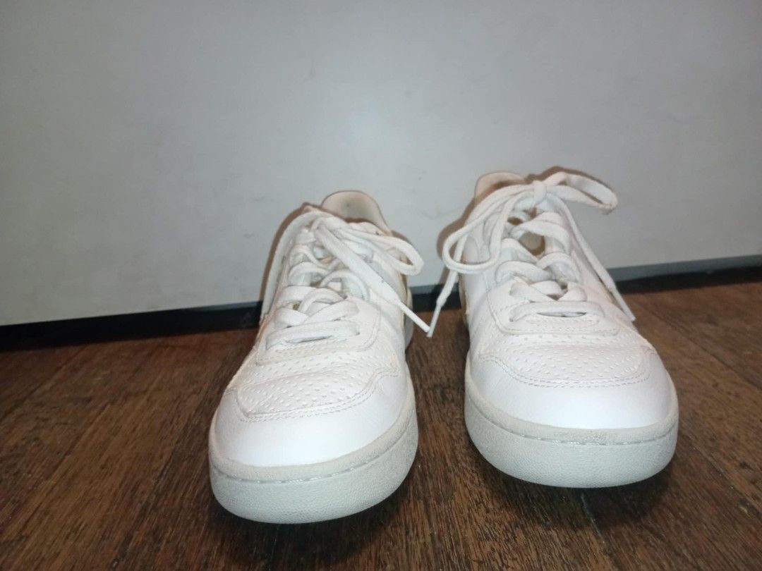 Veja V10 (Category: Sneakers) located in Quezon City. Submitted by cchescaa (Listing ID 1387105210, Image 2). Description: Veja V10 size EU 38 US 7 UK 5 rush selling! rfs: not my style.