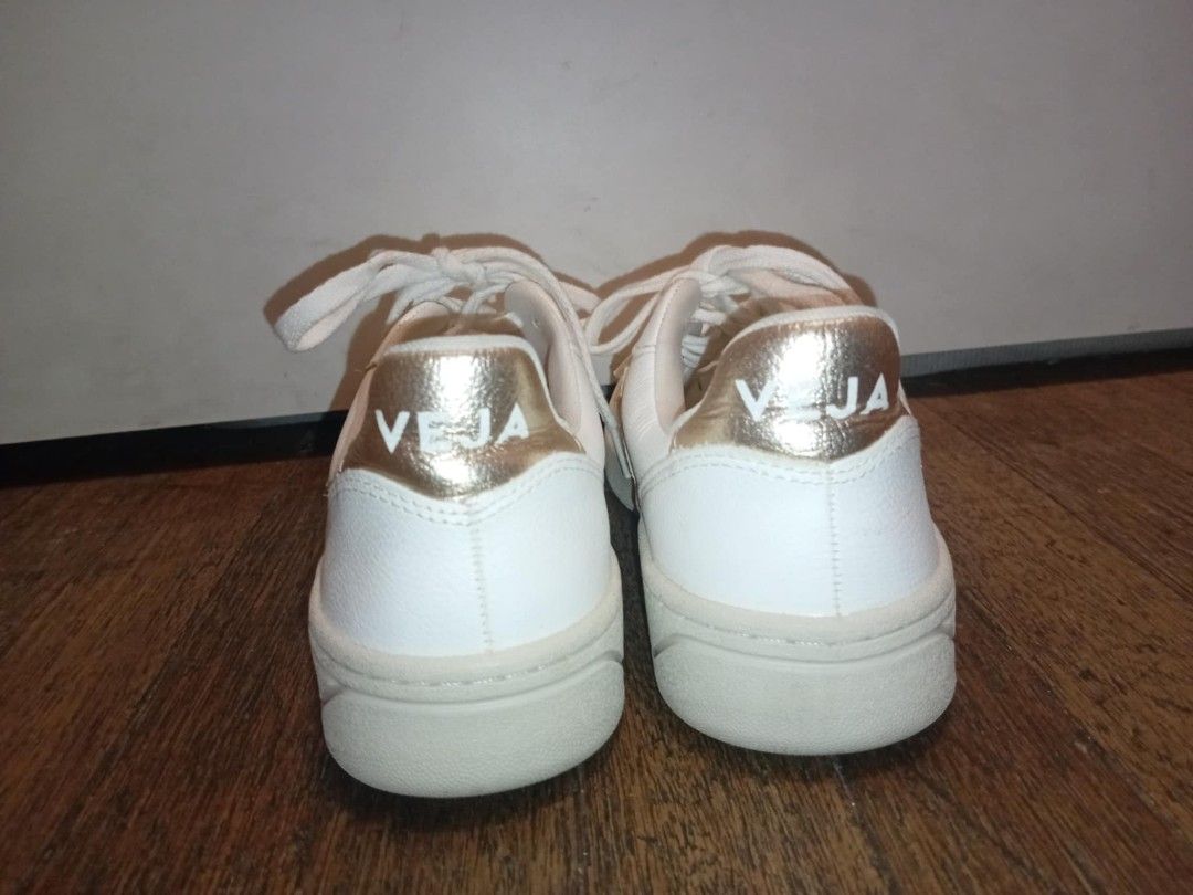 Veja V10 (Category: Sneakers) located in Quezon City. Submitted by cchescaa (Listing ID 1387105210, Image 3). Description: Veja V10 size EU 38 US 7 UK 5 rush selling! rfs: not my style.