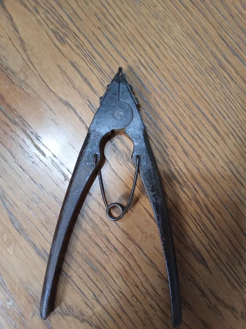 Vintage snap ring pliers good working condition Php750. (Category: Construction Tools & Equipment) located in Taytay. Submitted by abeatrice77985 (Listing ID 1387038269, Image 2). Description: Vintage snap ring pliers good working condition Php750..