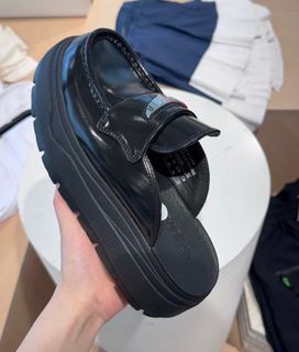(Category: ) located in . Submitted by hypedxda_sneakers (Listing ID 1387339046, Image 1). Description: .