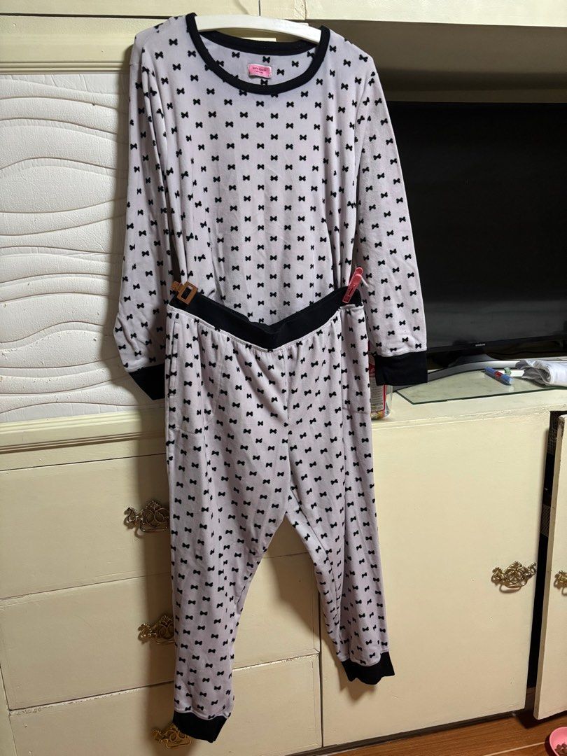 Aithentic Kate spade pajama set (Category: Evening dresses & gowns) located in Las Pinas. Submitted by declutterdownsize (Listing ID 1387285628, Image 1). Description: Fits size L to xl Bought in Canada.