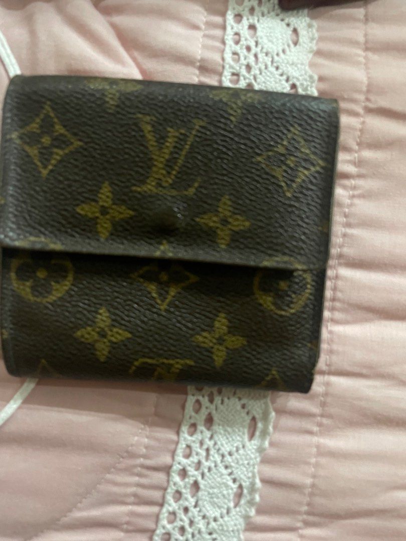 Authentic LV small wallet (Category: Luxury Bags & Wallets) located in Makati City. Submitted by sunshine0701 (Listing ID 1387317187, Image 1). Description: .