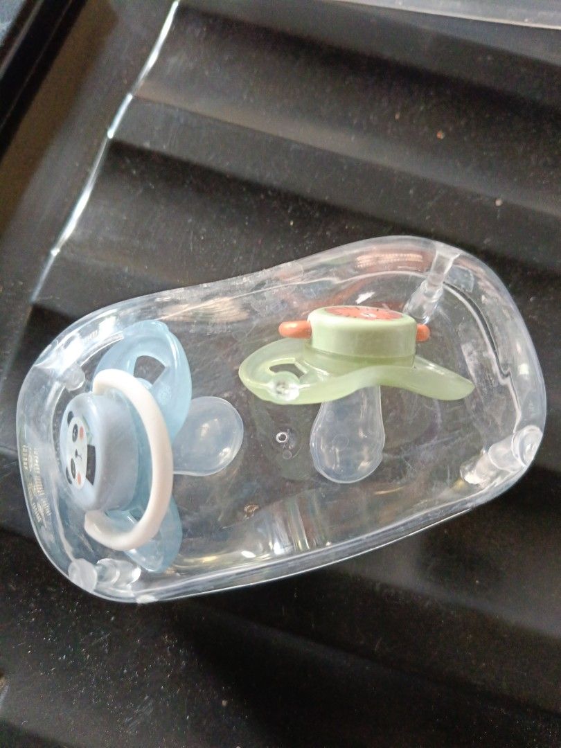 Baby pacifiers for 6m+ babies (Category: Soothers & Pacifiers) located in Bangui. Submitted by theelleacollective (Listing ID 1387222481, Image 2). Description: Opened but never been used. Inclusions: 2x Pacifiers 1 storage for both pacifiers From Germany.