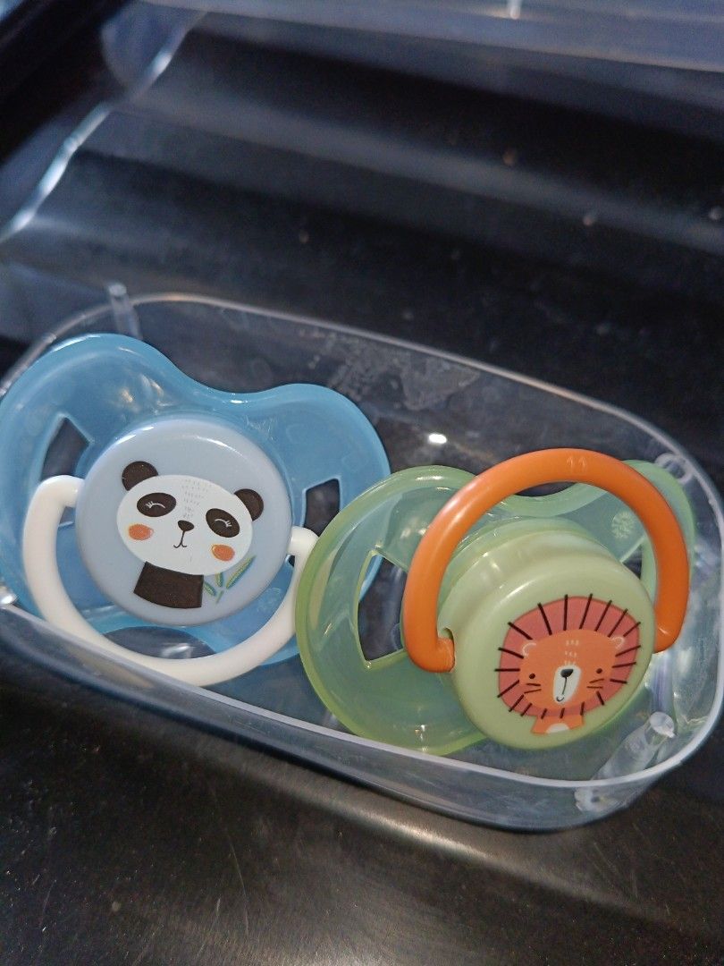Baby pacifiers for 6m+ babies (Category: Soothers & Pacifiers) located in Bangui. Submitted by theelleacollective (Listing ID 1387222481, Image 1). Description: Opened but never been used. Inclusions: 2x Pacifiers 1 storage for both pacifiers From Germany.
