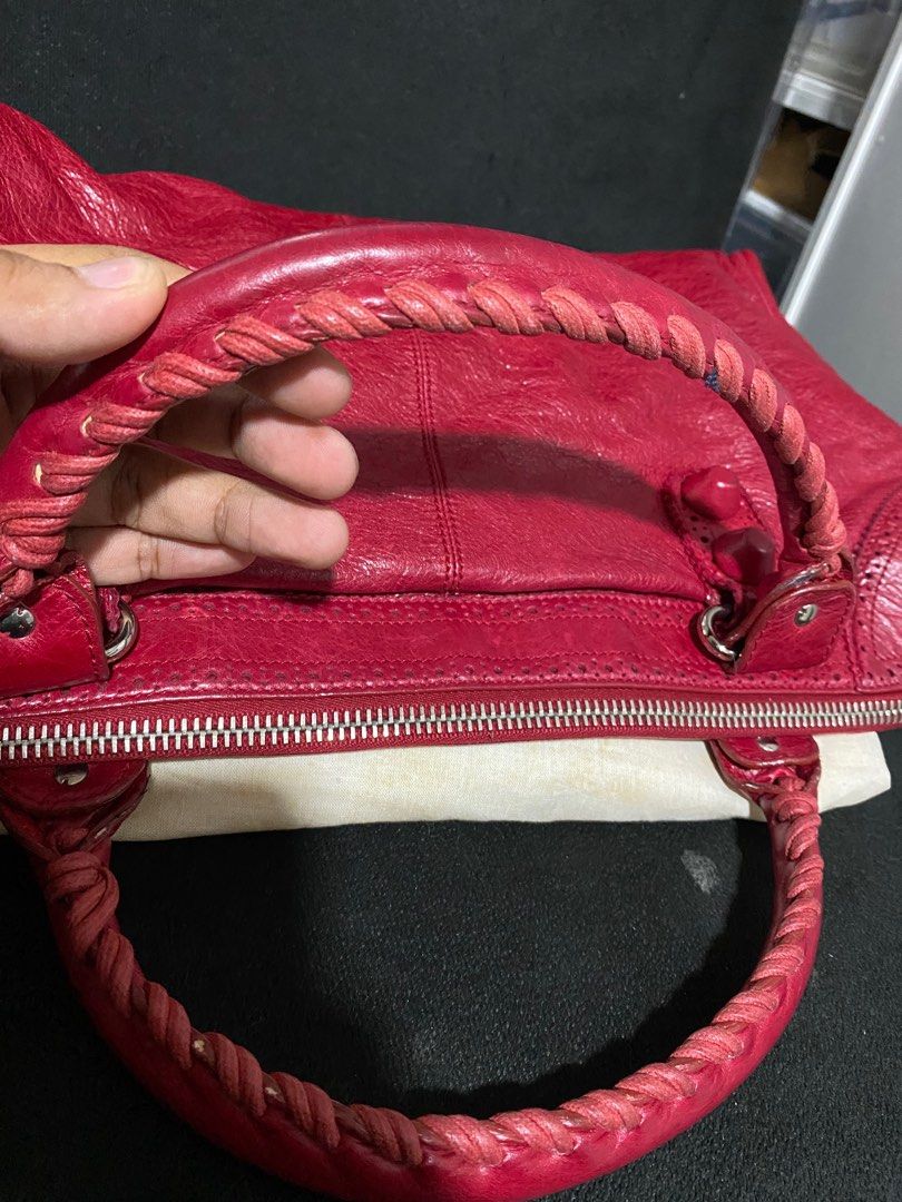 Balenciaga bag (Category: Luxury Bags & Wallets) located in Baguio. Submitted by fullroom.dgs (Listing ID 1387183897, Image 3). Description: Balenciaga bag Very good condition Large size authentic please check photos.
