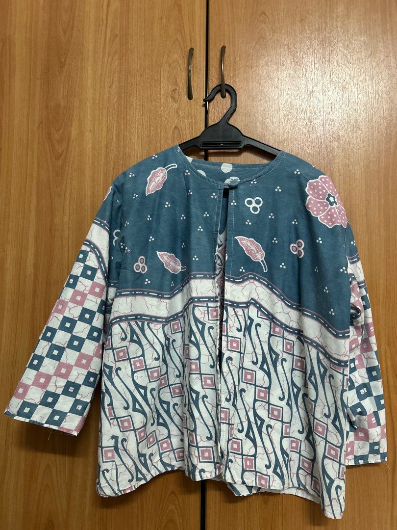 Batik outer (reverse outer 2 design) (Category: Other Tops) located in Kuala Lumpur. Submitted by waninata1 (Listing ID 1387293471, Image 1). Description: Outer Batik (indonesia batik design) Reverse outer -you can style with 2 design Free size .