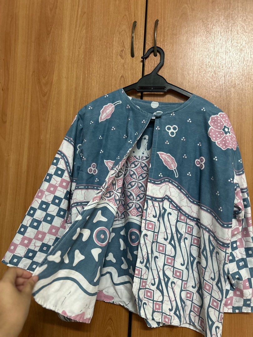 Batik outer (reverse outer 2 design) (Category: Other Tops) located in Kuala Lumpur. Submitted by waninata1 (Listing ID 1387293471, Image 2). Description: Outer Batik (indonesia batik design) Reverse outer -you can style with 2 design Free size .