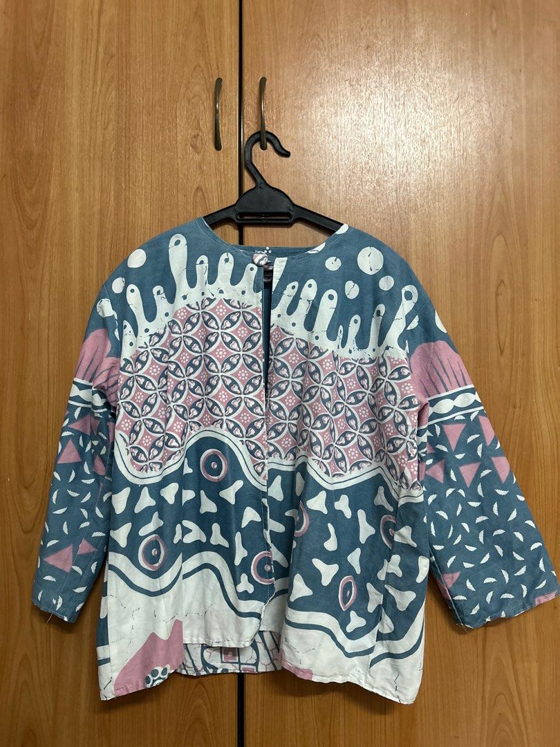 Batik outer (reverse outer 2 design) (Category: Other Tops) located in Kuala Lumpur. Submitted by waninata1 (Listing ID 1387293471, Image 3). Description: Outer Batik (indonesia batik design) Reverse outer -you can style with 2 design Free size .