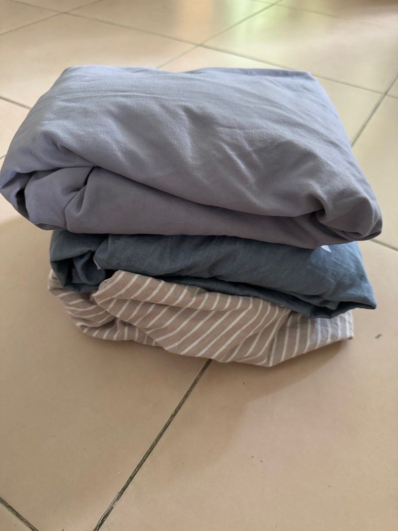 Bedsheet & Protector (Category: Bedding & Towels) located in Singapore. Submitted by weewoohoo (Listing ID 1387213691, Image 2). Description: Single bedsheets going for $5 each! Get 2 bedsheets @$8 Single bed protector going for $12 Get 3 bedsheets + comforter for $18 (up to $20).