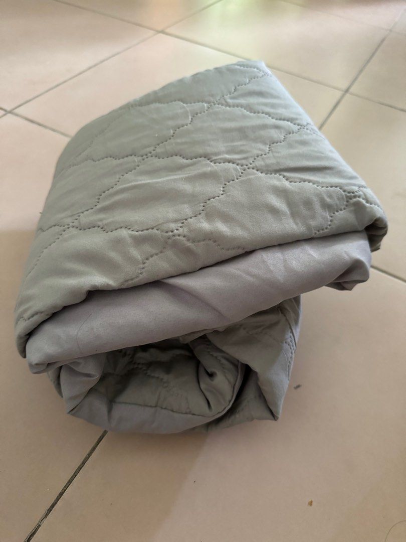 Bedsheet & Protector (Category: Bedding & Towels) located in Singapore. Submitted by weewoohoo (Listing ID 1387213691, Image 1). Description: Single bedsheets going for $5 each! Get 2 bedsheets @$8 Single bed protector going for $12 Get 3 bedsheets + comforter for $18 (up to $20).
