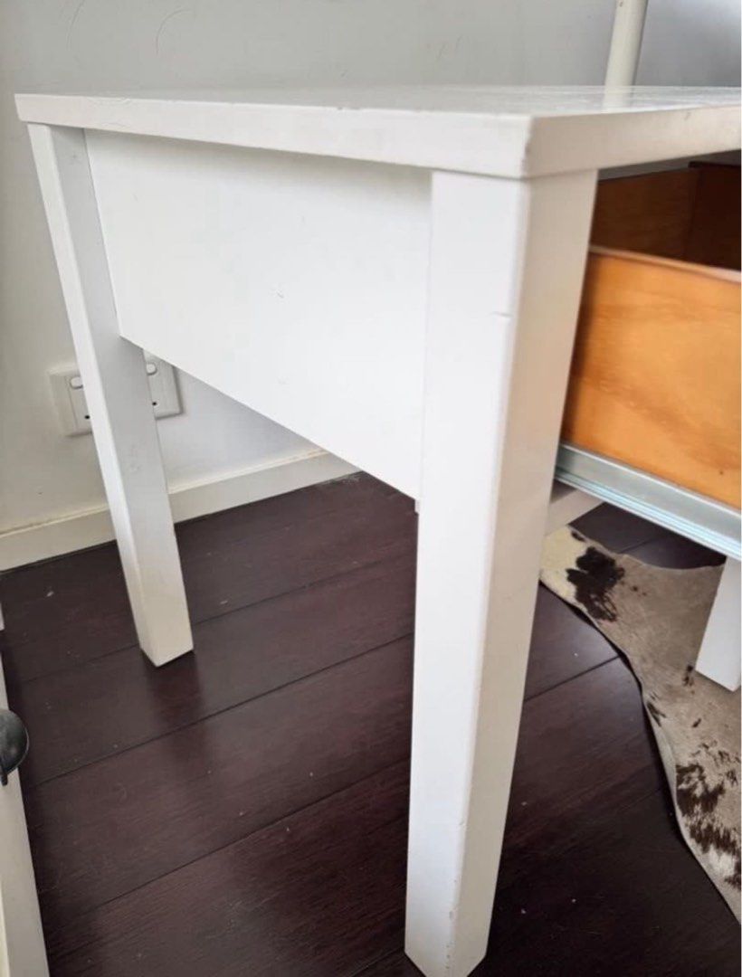 Bedside Table （分類：櫃子、組合櫃及置物架）位於 Hong Kong。 由 evrose 提交（商品編號 1387243259，圖片 3）。簡介： Description: Solid Wood Bedside Side Table With Drawer White and brown wood Solid wood (not MDF), very sturdy. Lightly used in my daughter’s room for about 3 years, a couple of minor nicks on the legs (see pics). Have recently moved and no longer need this. Pick up from Sai Ying Pun (cnr Babington Path and Bonham Ed). 2 mins walk from Exit C (Bonham Ed) of SYP MTR. N
