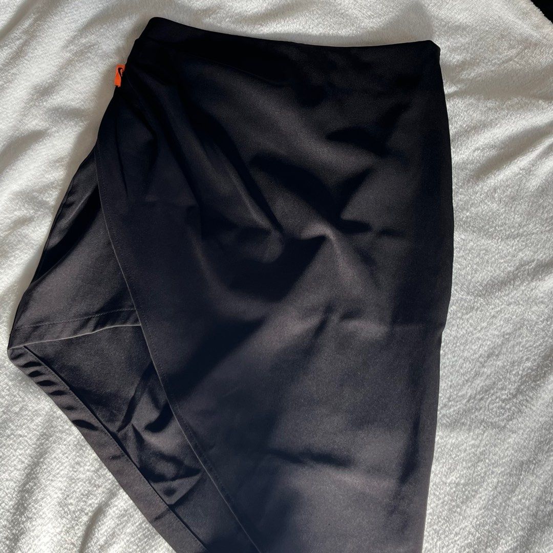 black asymmetric skirt (Category: Skirts) located in Dasmarinas. Submitted by caitswardrobe (Listing ID 1387353064, Image 2). Description: waist: 26 no ww bc it doesnt fit me .