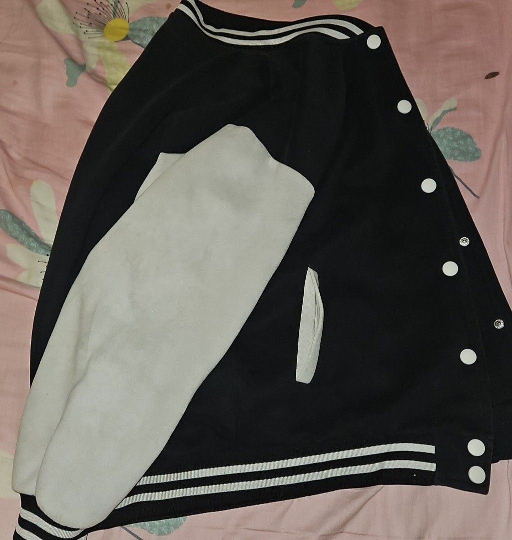 Bomber jacket （分類：外套及戶外衣服）位於 Hong Kong。 由 lbuuu 提交（商品編號 1387264342，圖片 2）。簡介： black n white bomber jacket condition 7.2/10 unisex。