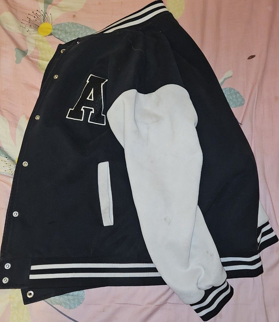 Bomber jacket （分類：外套及戶外衣服）位於 Hong Kong。 由 lbuuu 提交（商品編號 1387264342，圖片 1）。簡介： black n white bomber jacket condition 7.2/10 unisex。