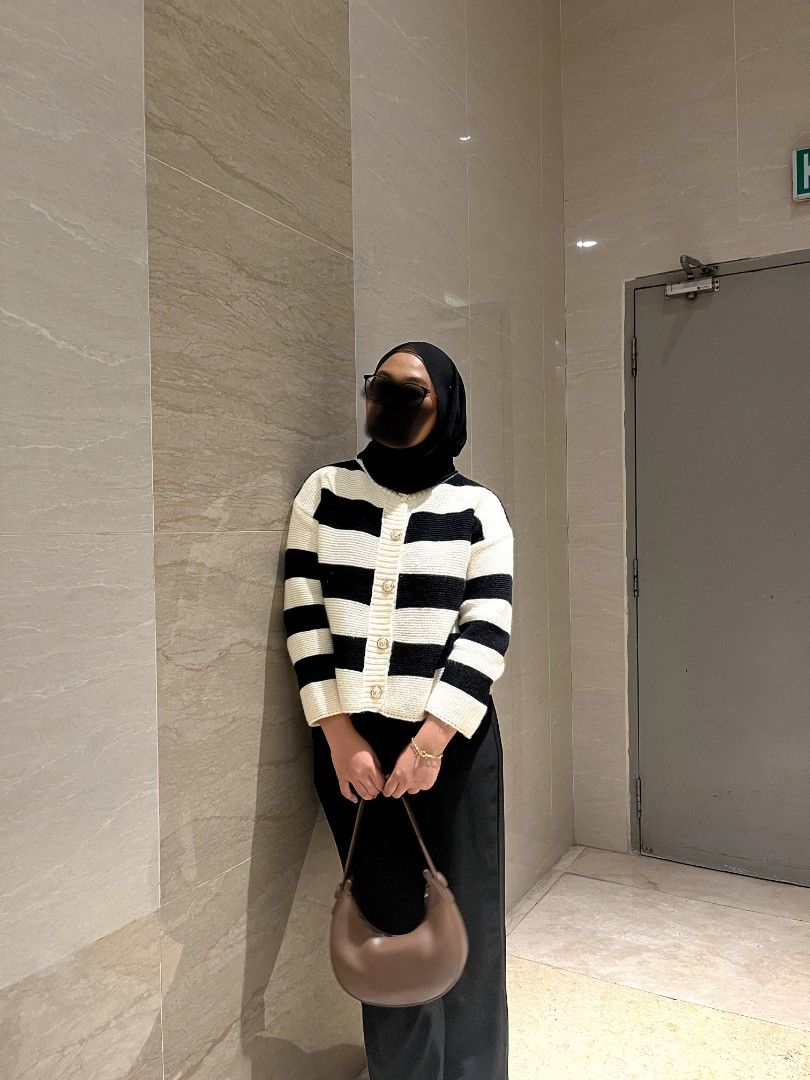 Button blouse (Category: Blouses) located in Kuala Lumpur. Submitted by orvileraisa_ (Listing ID 1387263400, Image 2). Description: weight- 60kg height- 156cm (can fit to 40-70kg).