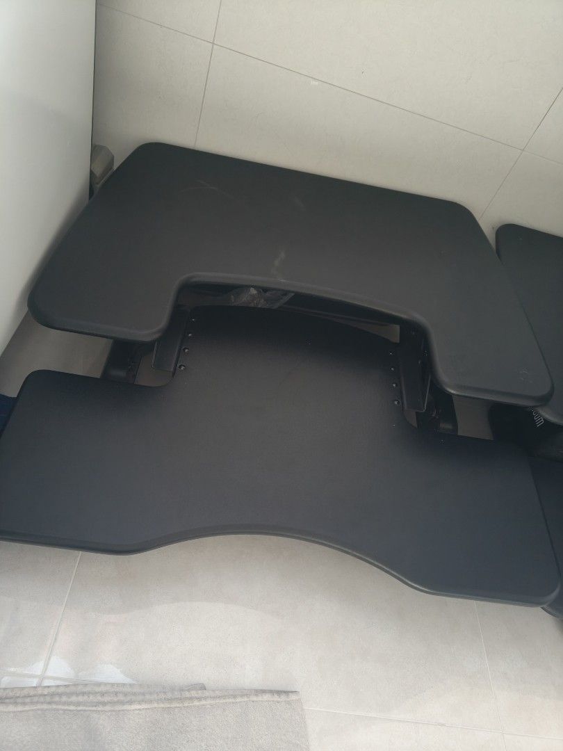 Computer table (Category: Office & Business Technology) located in Singapore. Submitted by joslin.neo19 (Listing ID 1387164732, Image 1). Description: computer table, lightly used. self collect at Sengkang.