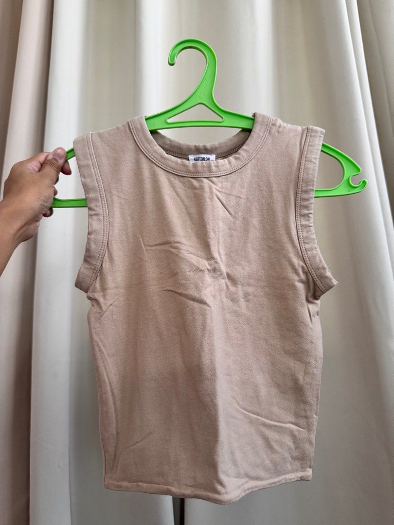 Cotton On Crop Top (Category: Sleeveless) located in Capas. Submitted by secondsbya_ (Listing ID 1387291040, Image 1). Description: .
