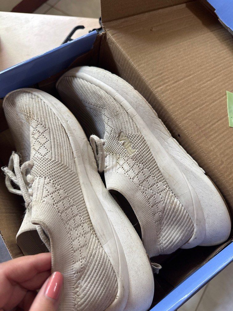 Fila running shoes (Category: Sneakers) located in Santa Rosa. Submitted by ninjalei (Listing ID 1387180236, Image 3). Description: Got this for like ₱2k++ 3 years old but still kicking no flaws naman matibay sya Ganda but still needs cleaning lang :)) .