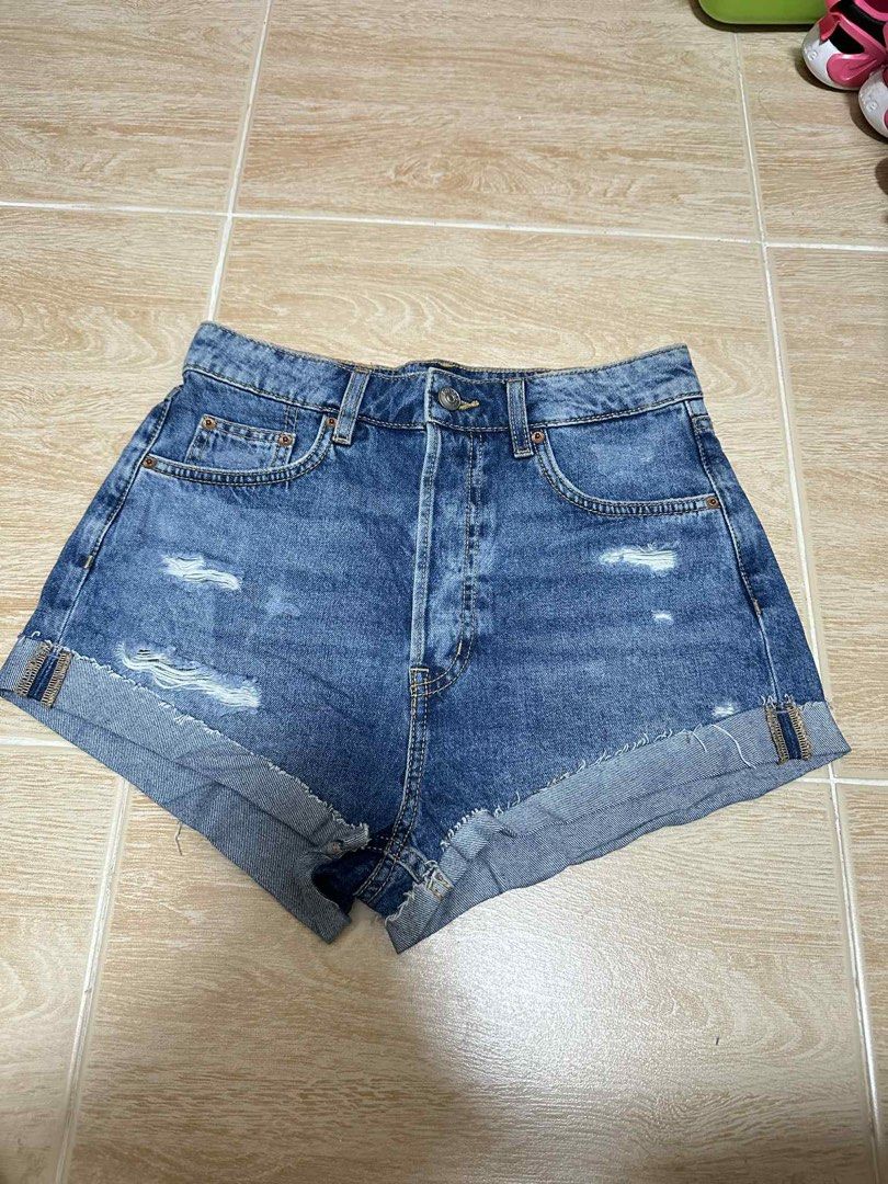 H&M denim shorts (Category: Shorts) located in Manila. Submitted by lc0628 (Listing ID 1387276365, Image 1). Description: cut label size 26.