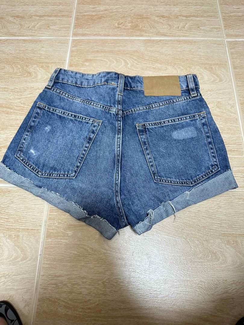 H&M denim shorts (Category: Shorts) located in Manila. Submitted by lc0628 (Listing ID 1387276365, Image 2). Description: cut label size 26.