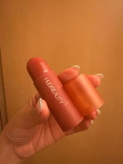 Huda Beauty 棍狀胭脂「叛逆紅」64217835628417110