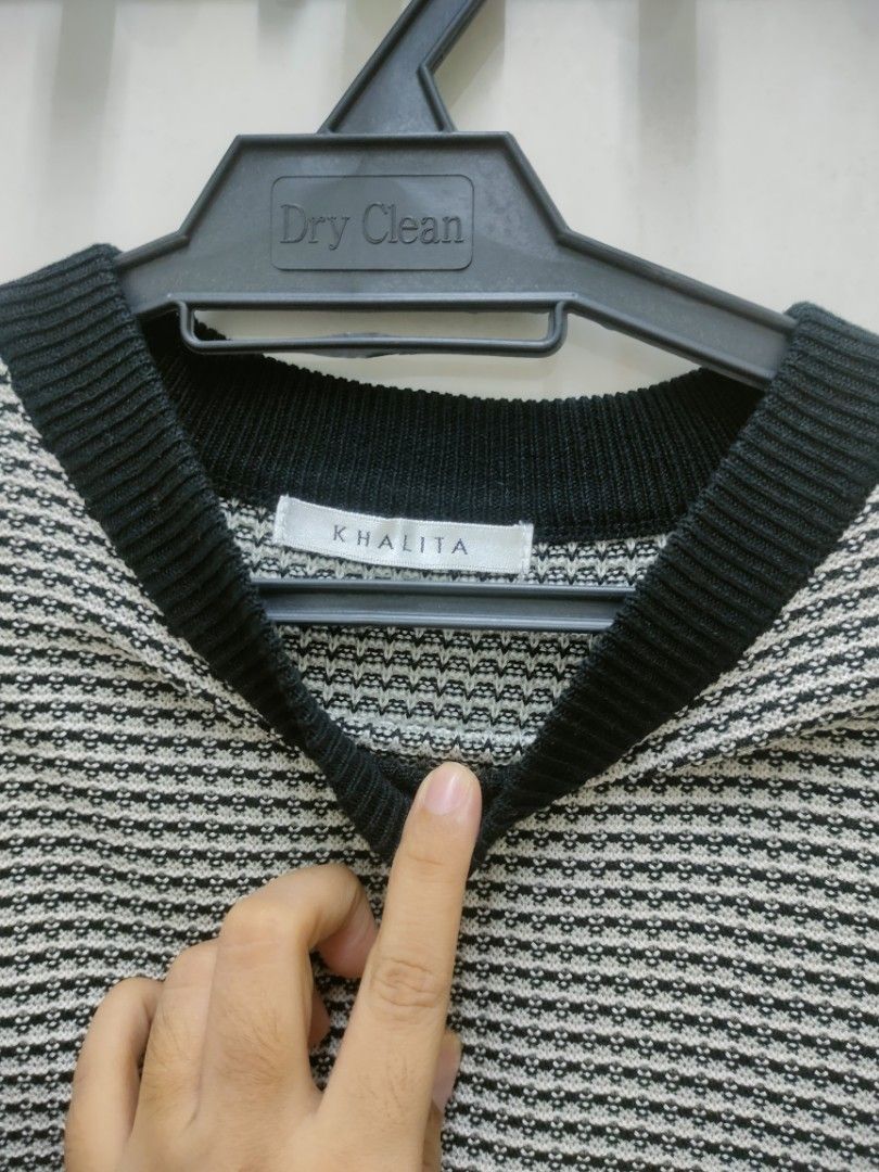 Knit basic top (Category: Blouses) located in Simpang Ampat. Submitted by pims_wardrobe (Listing ID 1387282148, Image 2). Description: in good conditions #KnitTop #BasicKnit #Top #Blouse.