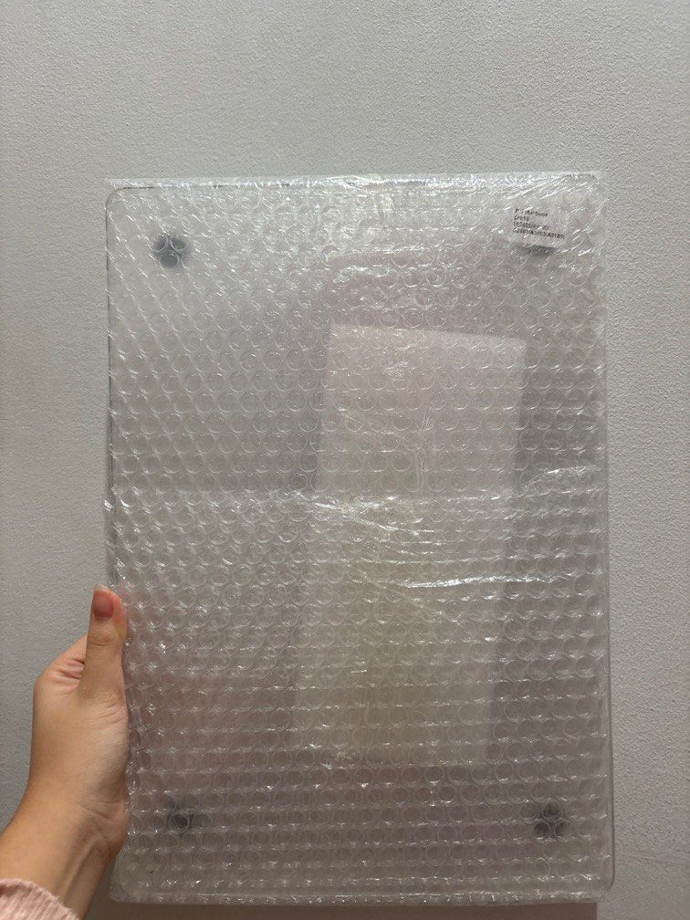Macbook Pro 16 inch case (Category: Cases & Sleeves) located in Quezon City. Submitted by aratiiis (Listing ID 1387271311, Image 2). Description: Brand new, never used RFS: bought the wrong size.