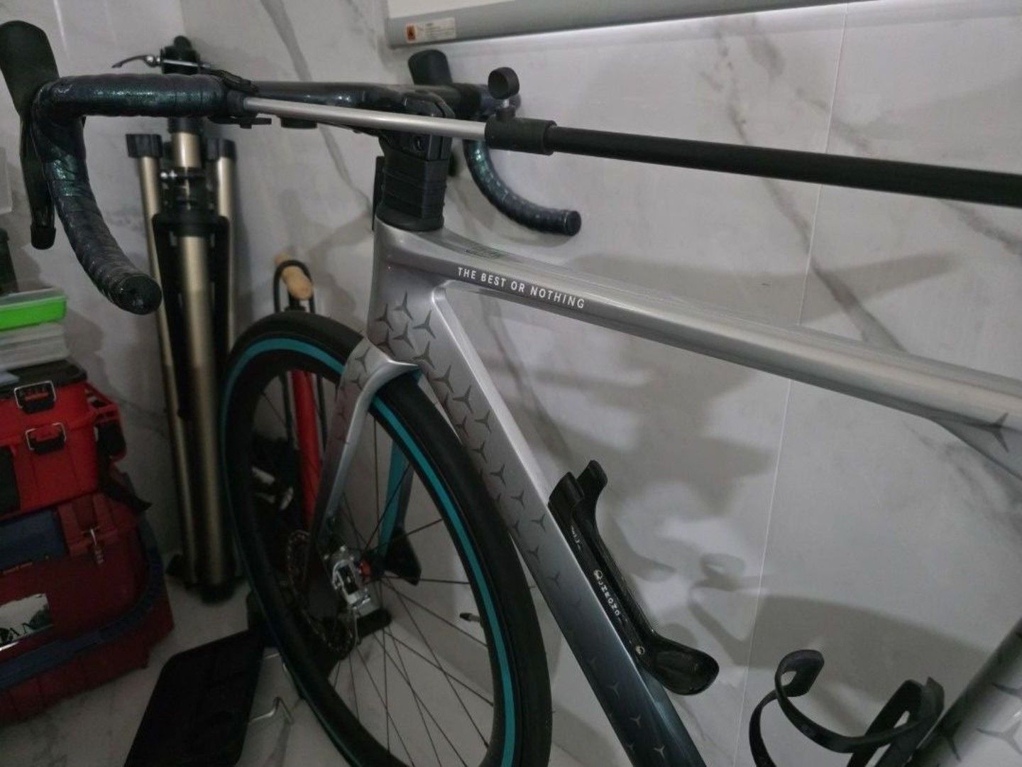 Mercedes-AMG Petronas Formula One Team Road Bike, Sports Equipment