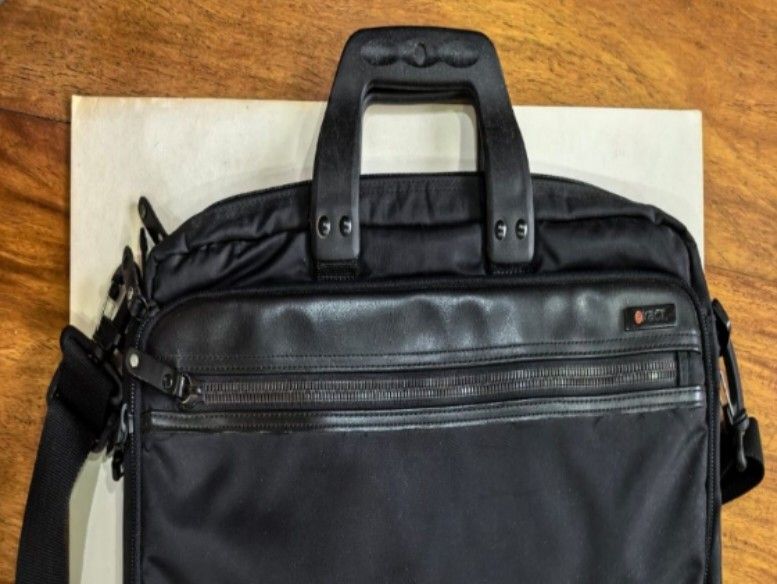 Messenger Bag (Category: Laptop Bags & Sleeves) located in Mandaluyong City. Submitted by .toomanytomention. (Listing ID 1387181669, Image 1). Description: .