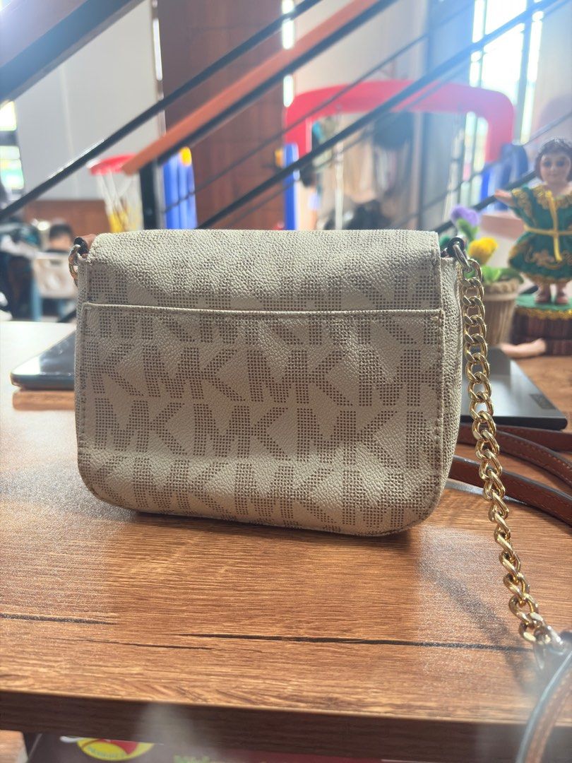 Michael kors mini (Category: Luxury Bags & Wallets) located in Bulacan. Submitted by jam_pet_accessories (Listing ID 1387166072, Image 2). Description: 500 pesos good po loob tarnish lang yung metal mk.