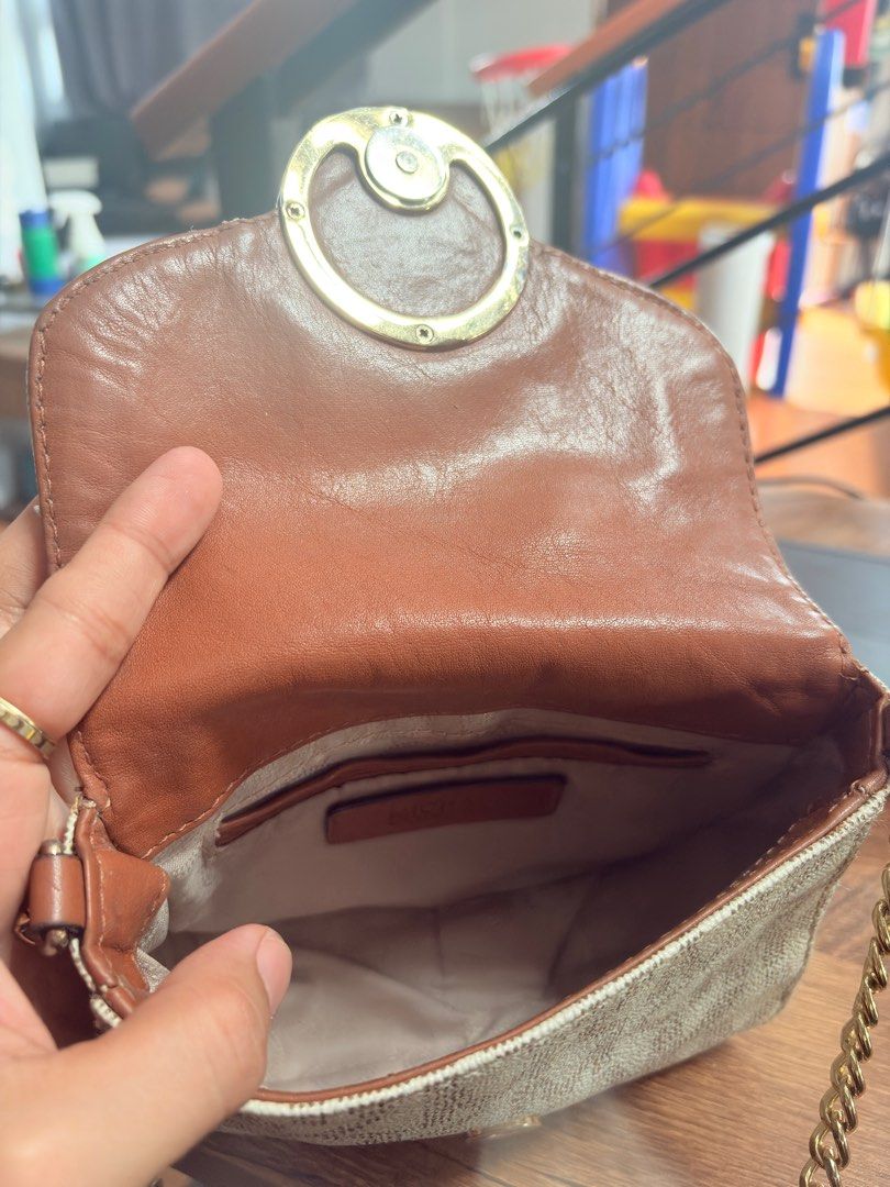 Michael kors mini (Category: Luxury Bags & Wallets) located in Bulacan. Submitted by jam_pet_accessories (Listing ID 1387166072, Image 3). Description: 500 pesos good po loob tarnish lang yung metal mk.