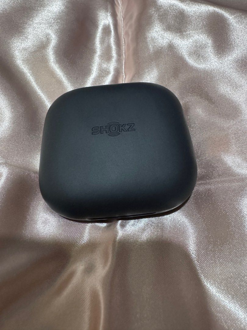 Shokz Open Fit Air (Category: Earphones) located in Paranaque City. Submitted by hannah.agupit (Listing ID 1387292899, Image 2). Description: Unit and cable for charging 💯 original connected to shokz app No issues Ready to use.