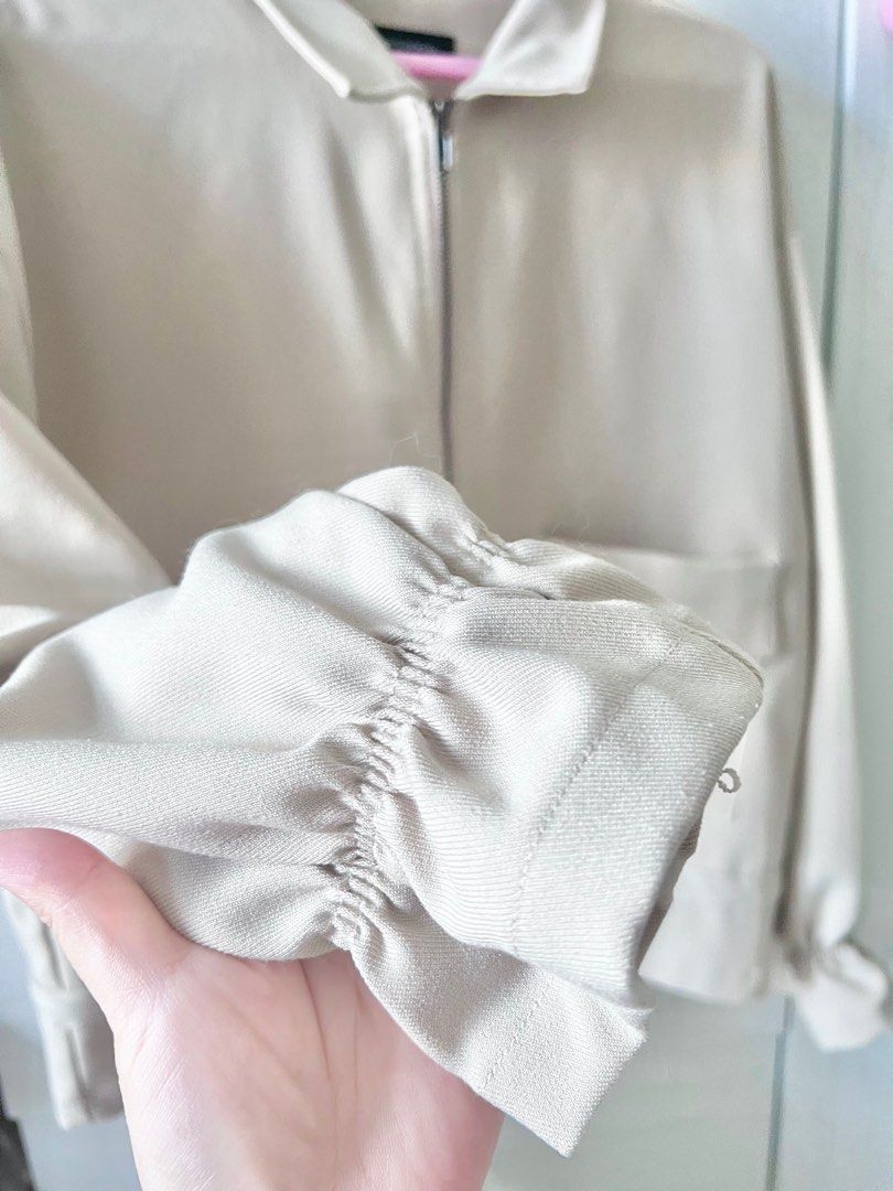 Straightforward Jacket (Category: Coats, Jackets and Outerwear) located in Manila. Submitted by pixean (Listing ID 1387161549, Image 2). Description: - used once only :) - orig price was around 1200-1500 PHP - with cute sleeve detail ! - sold out online ‼️ - change of mind - size L but fits M to L MOD: SDD/J&T MOP: Gcash/BPI/Maya.