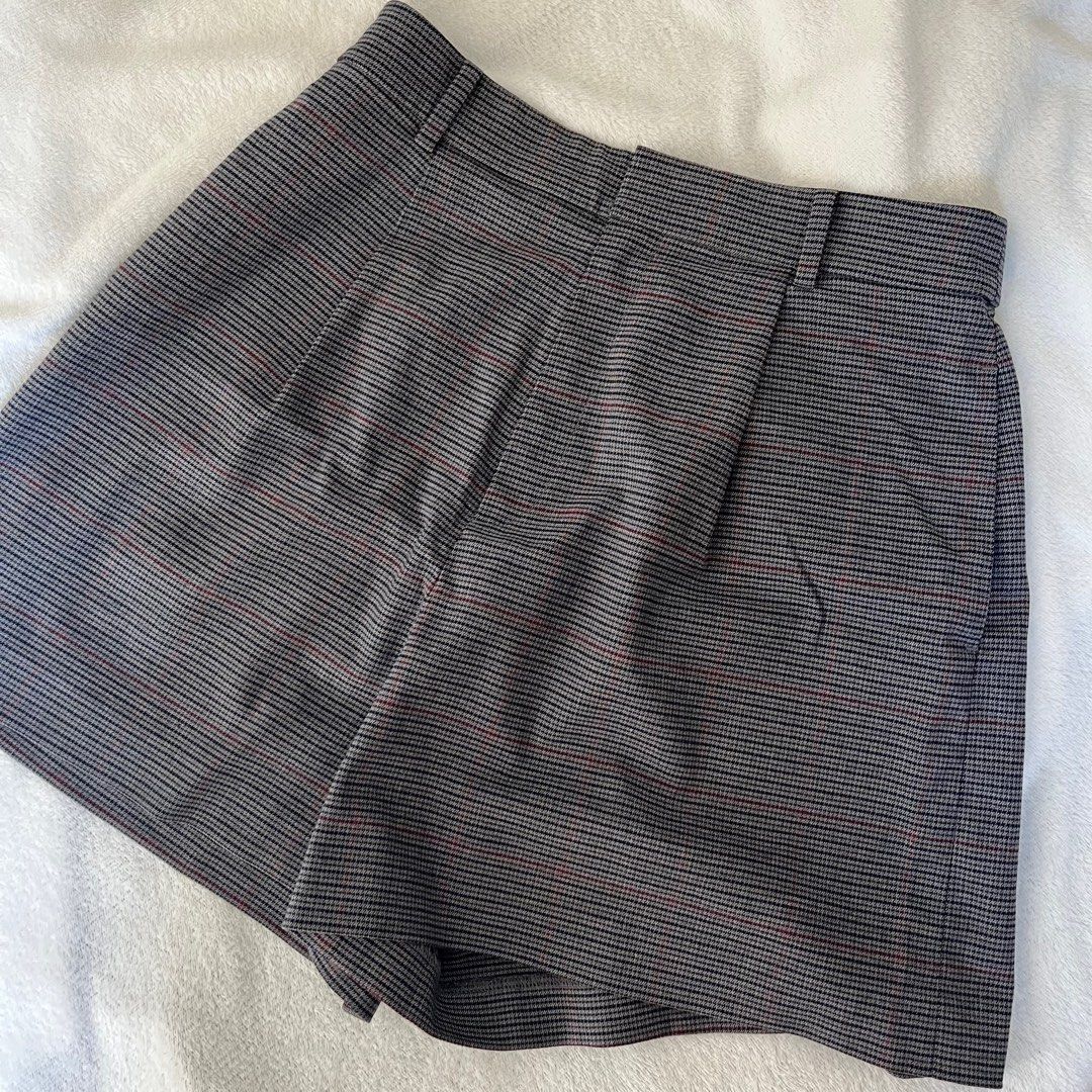 uniqlo gray bermuda shorts (Category: Shorts) located in Dasmarinas. Submitted by caitswardrobe (Listing ID 1387354116, Image 1). Description: waist: 27 length: 16 .