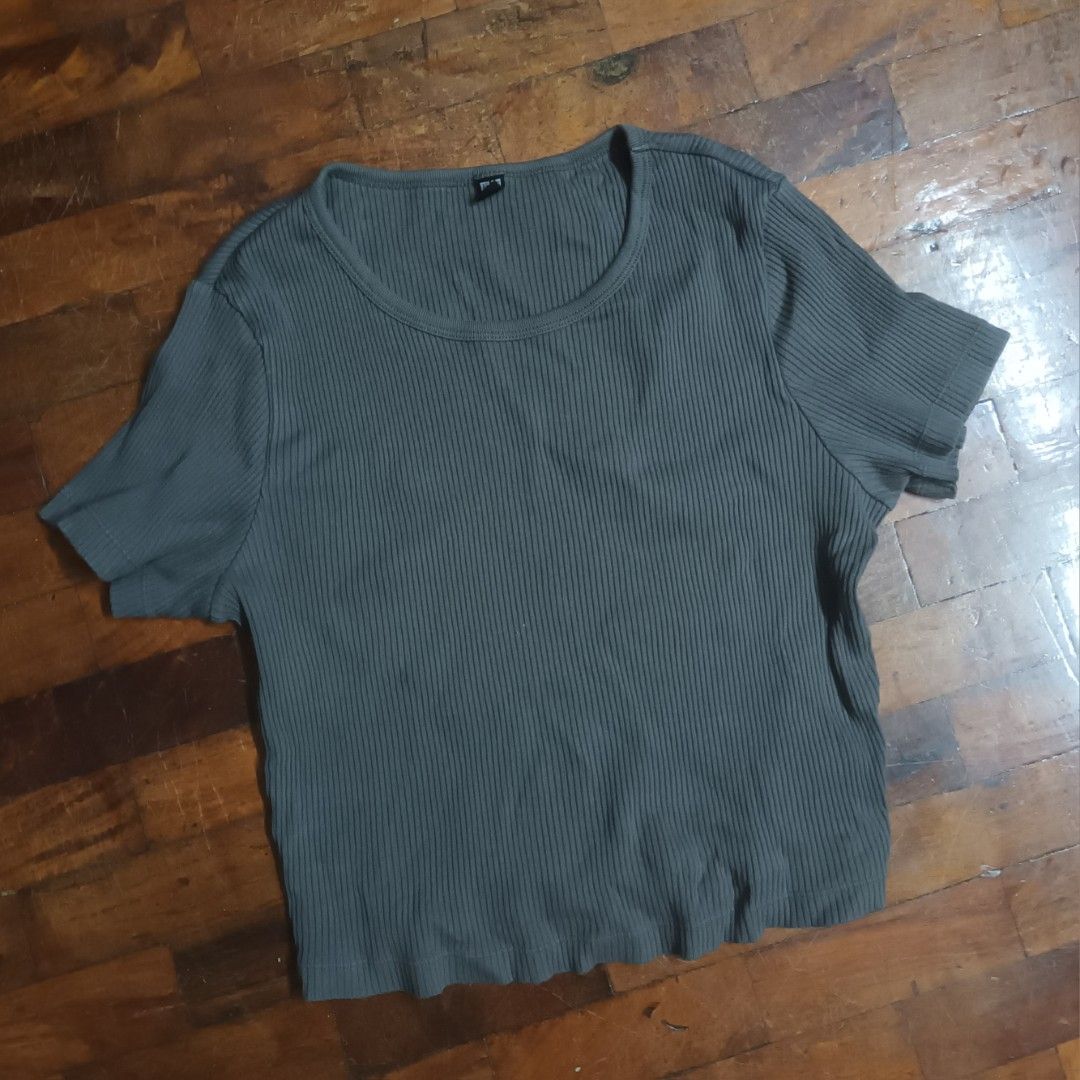 Uniqlo Ribbed Cropped Top (Category: Shirts) located in Manila. Submitted by ndmc_ (Listing ID 1387294904, Image 1). Description: Uniqlo Ribbed Cropped Top Dark Gray Size XL.