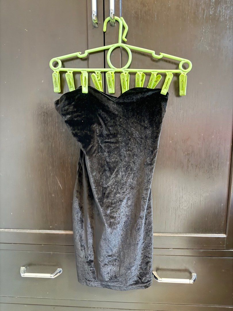 Velvet black dress (Category: Dresses) located in Manila. Submitted by jsell_ (Listing ID 1387246996, Image 2). Description: .