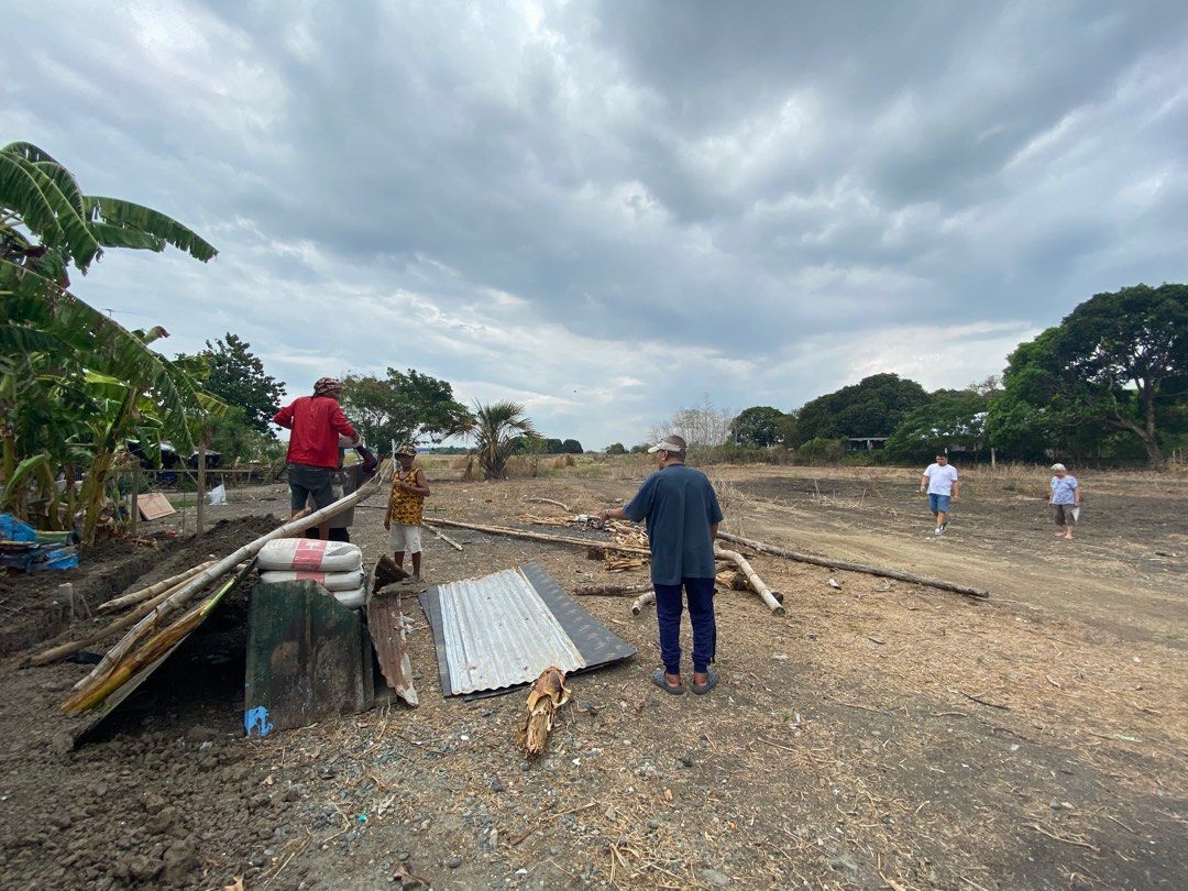 Villasis residential Lot (Category: Lot) located in Valenzuela. Submitted by aleecu (Listing ID 1387267236, Image 3). Description: 965 sqm in total, along main road na rin. Malapit sa palengke at munisipyo. Complete docs with title, will shoulder na rin yung pagpapalipat ng title and all. .
