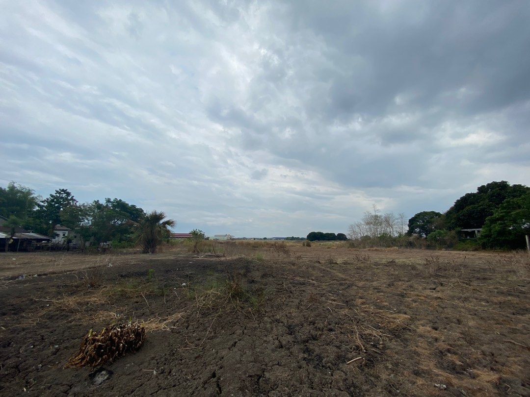 Villasis residential Lot (Category: Lot) located in Valenzuela. Submitted by aleecu (Listing ID 1387267236, Image 2). Description: 965 sqm in total, along main road na rin. Malapit sa palengke at munisipyo. Complete docs with title, will shoulder na rin yung pagpapalipat ng title and all. .