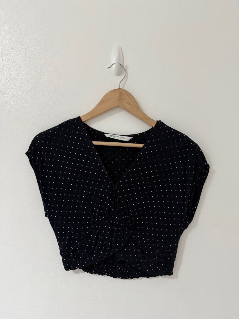 Zara Cropped Top (Category: Blouses) located in Makati City. Submitted by bellestylespace (Listing ID 1387321425, Image 1). Description: XS Lightly used Rfs: decluttering MOP: BPI/BDO.