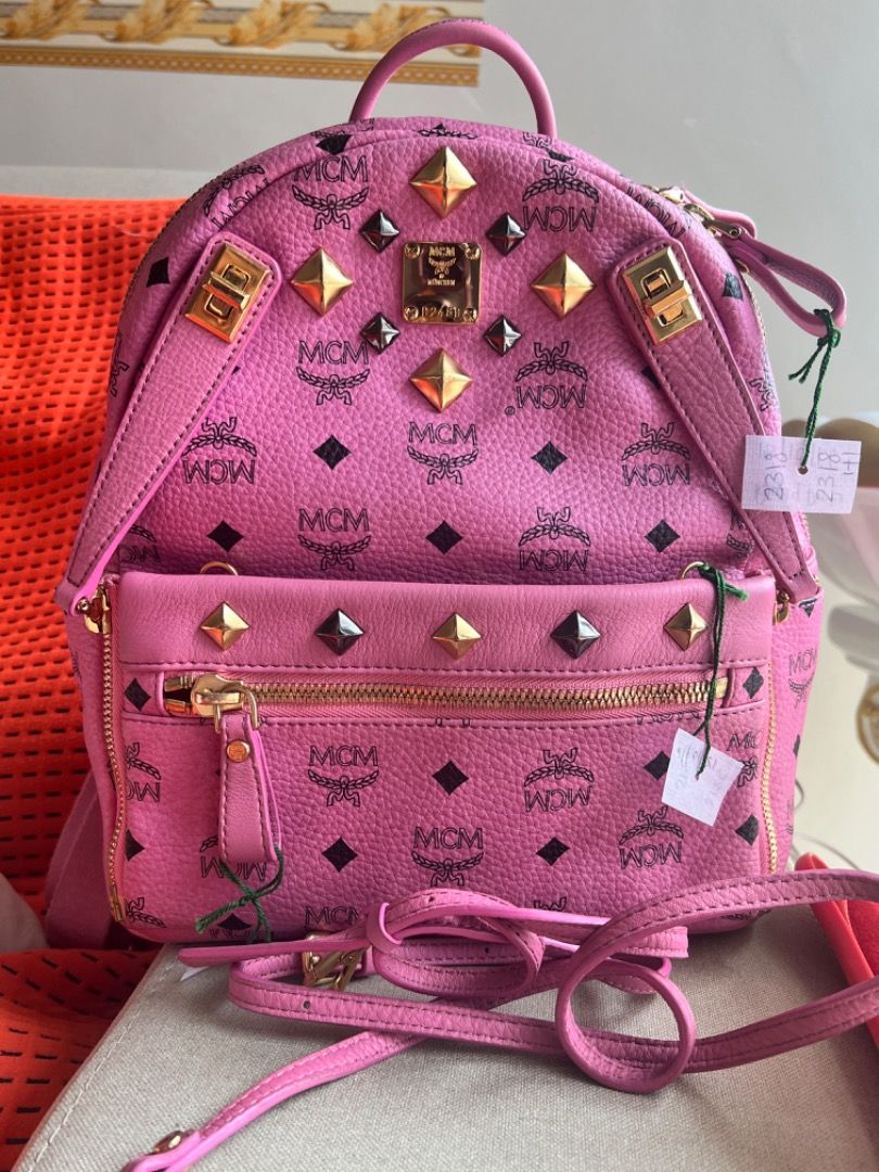 Authentic back pack (Category: Bags & Wallets) located in Kuala Lumpur. Submitted by jenqtouch (Listing ID 1387424499, Image 3). Description: Professionally cleaned and looks like new. Can be detach to use as wallet or crossover bag.