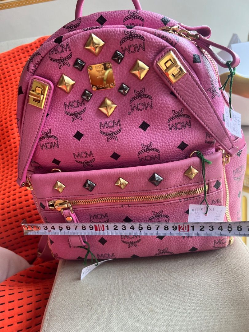 Authentic back pack (Category: Bags & Wallets) located in Kuala Lumpur. Submitted by jenqtouch (Listing ID 1387424499, Image 2). Description: Professionally cleaned and looks like new. Can be detach to use as wallet or crossover bag.